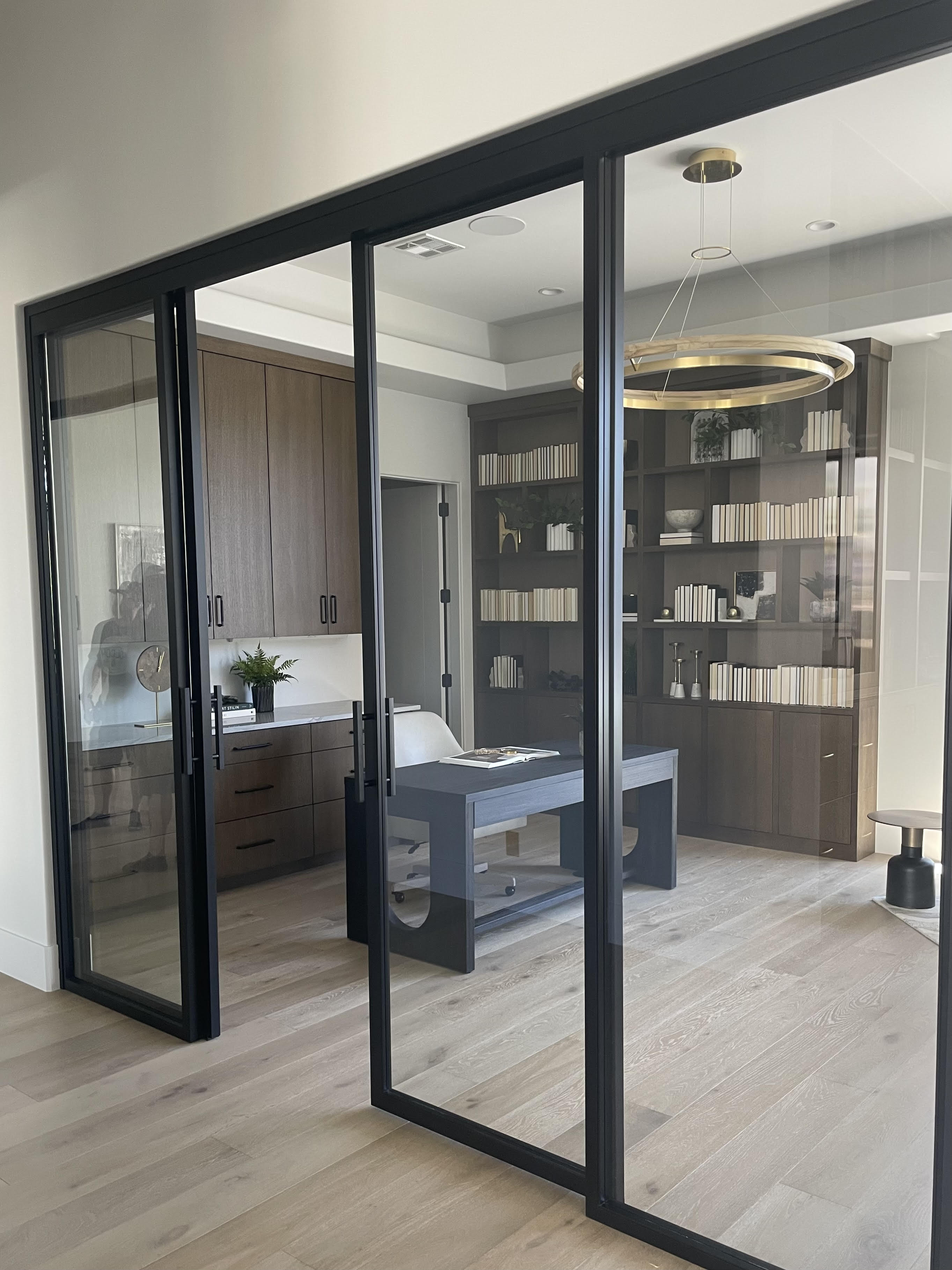 Glass repair and replacement service